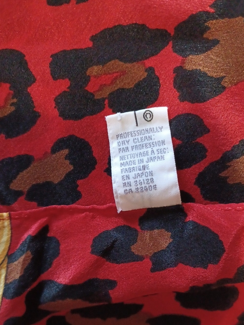Echo Vintage Silk Oblong Scarf 50×10 Red Black Leapord Animal Print Gold Chain - Picture 3 of 11
